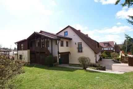 Zweifamilienhaus mit herrlichem Garten in Seßlach