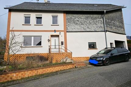 Teilsaniertes Bauernhaus mit Lagerfläche, Garage und Garten - Rhaunen