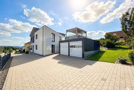 Premium wohnen in Donaueschingen: Junge 5-Zimmer-Komfortwohnung mit Garten, Garage und Stellplatz im energieeffizienten Zweifamilienhaus