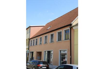 schöne 2-Raum Wohnung mit Dachterrasse in der Innenstadt von Altentreptow zum 01.05.2026 zu vermieten
