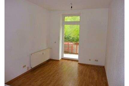 - Kleine Erdgeschoss-Wohnung mit Balkon - - Weißenfels