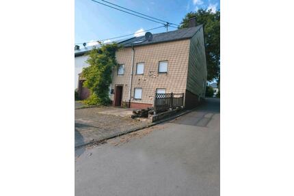 Olmscheid, einseitig angebautes Haus, Sanierungsobjekt - Bollendorf