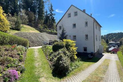 Wohlfühloase im „Grünen“ – Großes teilsaniertes EFHZFH mit zwei Garagen, großem Garten und Forstfläche in ruhiger Waldrandlage in Großolbersdorf
