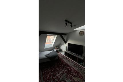 Frauen-Wg-Zimmer mit eigenem Dachgeschossbereich am Marienplatz - Stuttgart Stuttgart-Süd