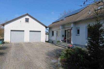 Attraktives Einfamilienhaus mit ELW, großem Grundstück und traumhafter Aussicht in Illschwang