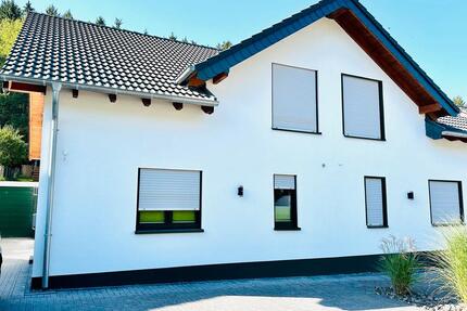 Exklusive Doppelhaushälfte mit Waldblick - direkter Einzug - Adenau