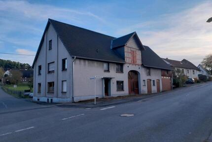 EinZweifamilienhaus(Bauernhaus) mit Werkstatt - Brilon