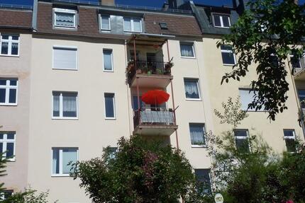 Zentrumsnahe 5-Zimmer-Wohnung (3. OG) in Hof - Süd-Balkon, Kellerabteil & Dachboden - ideal für WGs