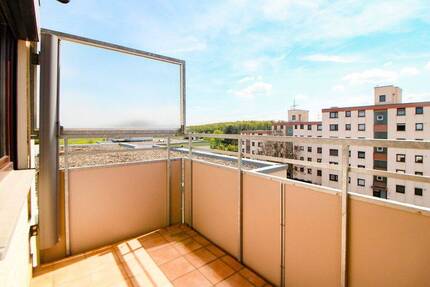 Penthouse-Wohnung mit Weitblick, Balkon, Aufzug und TG-Stellplatz in ruhiger Lage von Hochdorf - Eberdingen