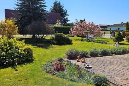Zwei km vor der Stadt! Haus, Hof mit Garten,Garagen u. Carport - Butzow