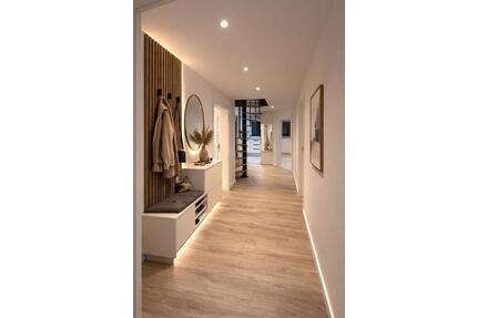 Erstbezug nach Komplettrenovierung 5 Zimmerwohnung mit Dachstudio, Balkon, Einbauküche und Gäste-WC - Neufahrn bei Freising Hetzenhausen