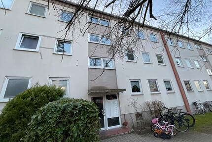 2,5 Zimmer-Wohnung mit Balkon und modernisiertem Tageslichtbad mit Dusche - Henstedt-Ulzburg