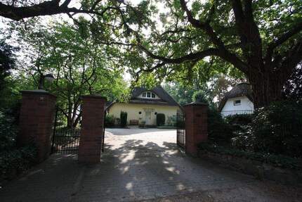 Ein Juwel: Traumhaftes Reetdach-Ensemble mit 3 Wohneinheiten auf parkähnlichem Grundstück direkt vis-á-vis dem Ossenmoorpark! - Norderstedt Harksheide