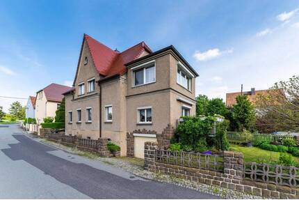 solide vermietetes Zweifamilienhaus mit Terrasse und kleinem Garten - Stauchitz