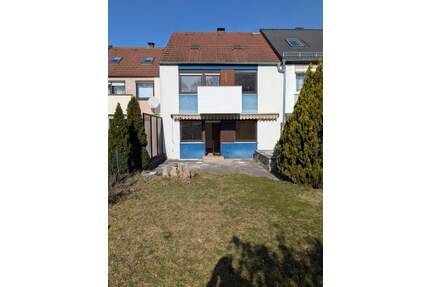 Platzwunder mit Potenzial: Leerstehendes Reihenhaus in Top-Lage mit großer Ausbaureserve! - Nürnberg Langwasser