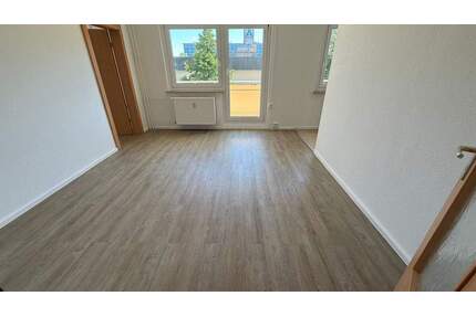 Einbauküche mögl. ! Mit dem Aufzug ins 2.OG - Südbalkon - helle Zimmer u.v.m. - Chemnitz Kappel