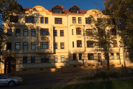 Helle 2-Zimmer-Wohnung mit Balkon, EBK und Stellplatz - Zeitz
