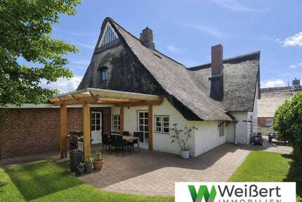 Historischer Wohntraum unter Reet - 7 Zimmer, Kamin, Ausbaupotenzial und eingezäunter Garten - Herzhorn