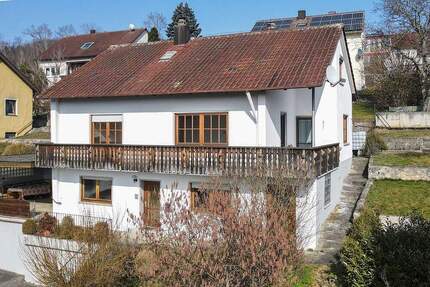 Großes Familienhaus mit vielen Möglichkeiten - in toller Aussichtslage - Zwiefalten