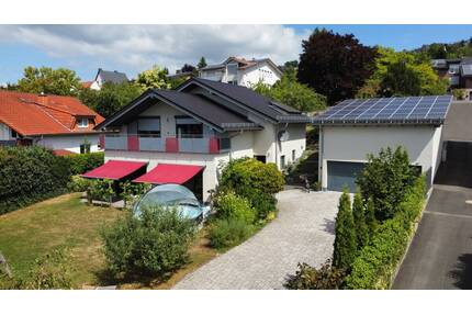 35444 Biebertal-Vetzberg Traumhaus auf großem Grundstück mit modernster Energietechnik und vier Garagenstellplätzen - Biebertal / Vetzberg