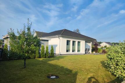 Moderner Winkelbungalow in Bad Doberan mit überdachter Terrasse