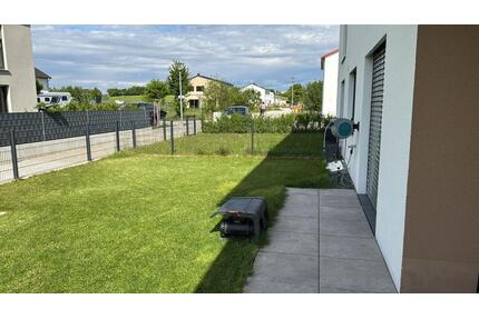 wundervoll helle und geräumige 2-Zimmer-Wohnung mit Terrasse, Garten und 2 KfZ-Stellplätzen - Freystadt