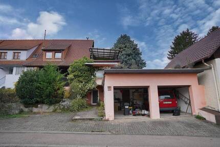 Doppelhaushälfte mit Gestaltungspotential und außergewöhnlich großen Garten in Bretten