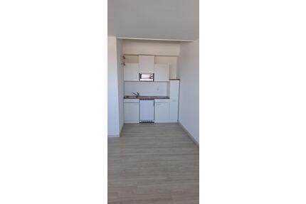 Große Einzimmer-Wohnung mit Einbauküche, Bad und Flur - Vaterstetten Baldham