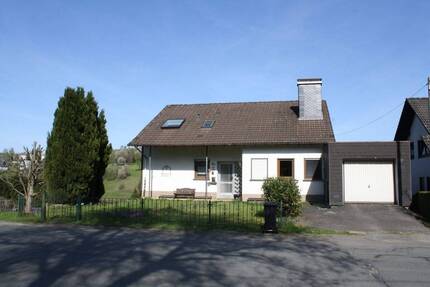 Großzügiges Zweifamilienhaus mit Garten und Garage in Erndtebrück