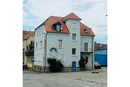 Teilrenovierte 5 Zimmer Whg mit Balkon im Zentrum von Neustadt - Neustadt an der Aisch