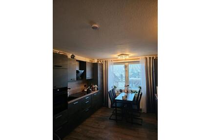 Moderne Maisonette-Oberwohnung + Balkon, Stellplatz + Neuer Küche - Esens