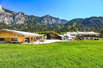 Traumhaftes Alpenanwesen mit drei Häusern, Stallung und landwirtschaftlichen Flächen sowie Forst - Berchtesgaden