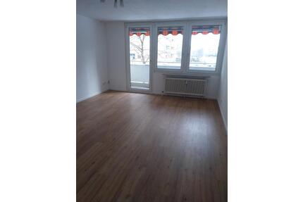 Schöne 1 Zimmer Wohnung + ruhige Lage + Küchenzeile + großer Balkon - Erlangen Bruck