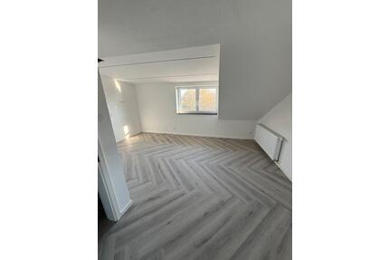 Dachgeschosswohnung – frisch kernsaniert im schönen Rehnenhof - Täferrot