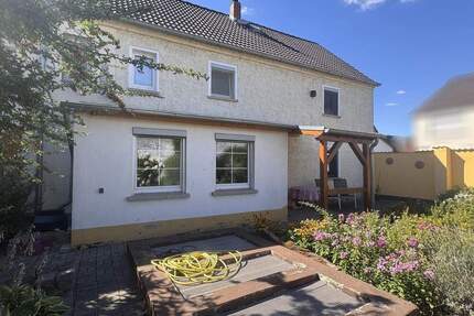 Charmantes Einfamilienhaus mit Innenhof, Doppelgarage und Ausbaupotenzial in ruhiger Lage - Eggersdorf