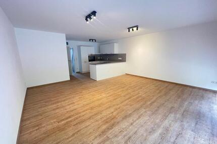 ! Modernes Reihenhaus mit viel Platz ** Effiziente Bauweise ** mit Garage * Provisionsfrei - Mantel