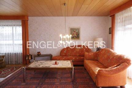 Zweistöckiger Bungalow mit herrlichem Garten + Garage . Beste Voraussetzungen für eine sofortige Nutzung oder Sanierung - Rottenburg am Neckar