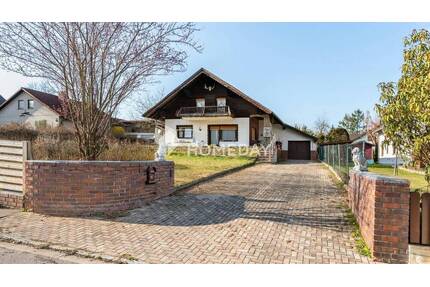 Mehrfamilienhaus mit großem Grundstück und Entwicklungsspielraum - 4 Einheiten, Balkon & Terrasse - Nittenau