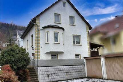 Freistehendes Einfamilienhaus mit zwei Garagen - Albstadt Ebingen