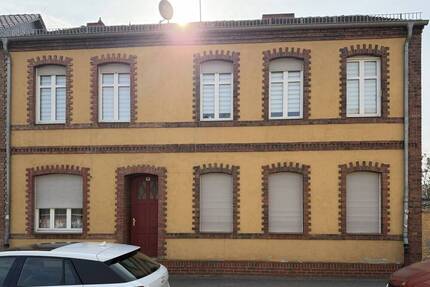 Kleines Mehrfamilienhaus mit 3 Einheiten, nahe dem Bahnhof und mit Ausbaupotential, 5,1 % Rendite - Luckenwalde