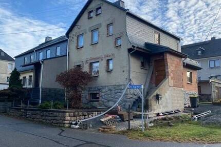 Wohnen in der schönen Bergstadt Zwönitz: Reiheneckhaus mit Anbau und einer freistehenden großen Garage
