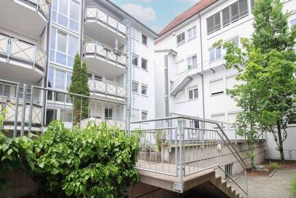 Sofort bezugsfrei und zentral: Gepflegte 2-Zimmer-Wohnung mit Balkon,Aufzug und TG-Stellplatz - Ludwigsburg Mitte