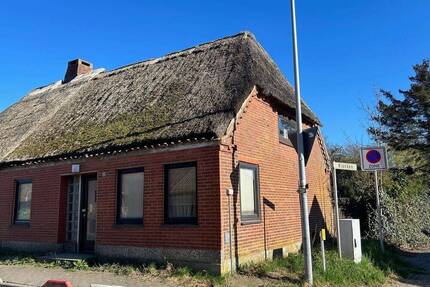 Kleine Reetdach-Doppelhaushälfte in toller Lage von Dänschendorf- renovierungsbedürftig - Fehmarn