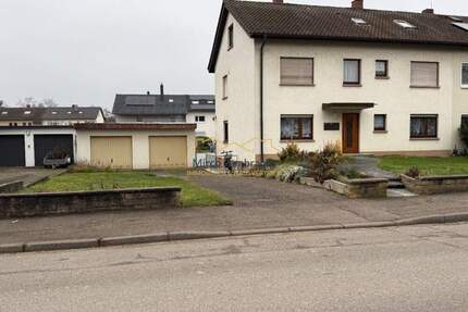 Großzügige DHH mit großem Grundstück - viel Platz, viel Potenzial in attraktiver Lage von Breisach - Breisach am Rhein