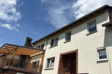 KEINE MODERNISIERUNG NOTWENDIG, Gepflegtes Einfamilienhaus, umfangreich modernisiert, 2 Garagen und angelegter Garten - Ringgau Datterode