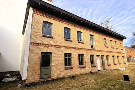 Haus zum Kaufen in Neustrelitz 400.000,00 € 424 m²