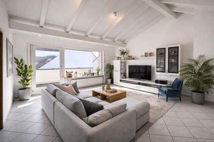 Lichtdurchflutete zentrale 3-Zi.-Wohnung mit hohen Decken und großer Loggia - Böblingen