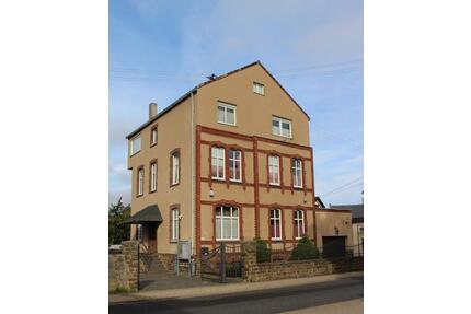 Wohnhaus 3 Geschosse+Ausstellungshalle + 5 Garagen Münstermaifeld - Kalt