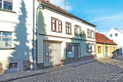 Wohnhaus mit ehemaliger Bäckerei sowie mehreren Nebengebäuden - Ziesar