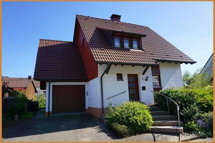 Wohnen im Grünen - Gemütliches Einfamilienhaus mit traumhaftem Garten in beliebter Wohnlage - Zell am Harmersbach